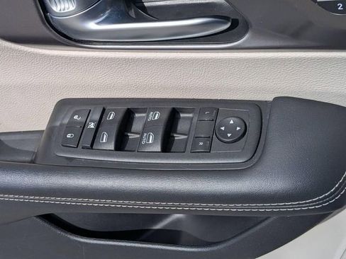 Used 2023 Chrysler Pacifica Touring-L FWD image 15