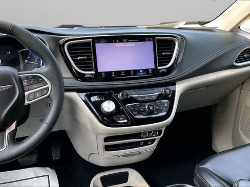 Used 2022 Chrysler Pacifica Touring-L FWD image 6