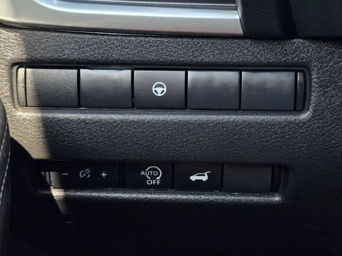 Used 2025 Nissan Rogue SV FWD image 21