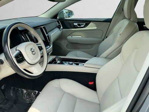 Used 2024 Volvo V60 B5 Cross Country Plus image 9