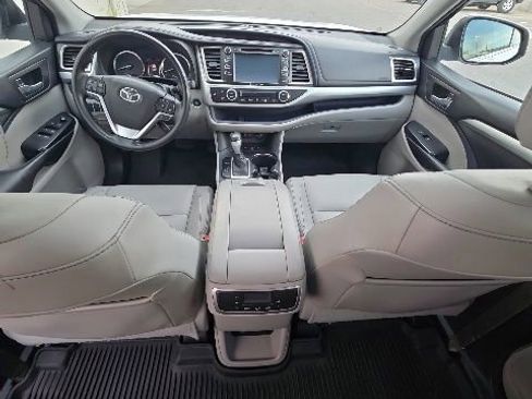 Used 2017 Toyota Highlander XLE AWD/4WD image 15