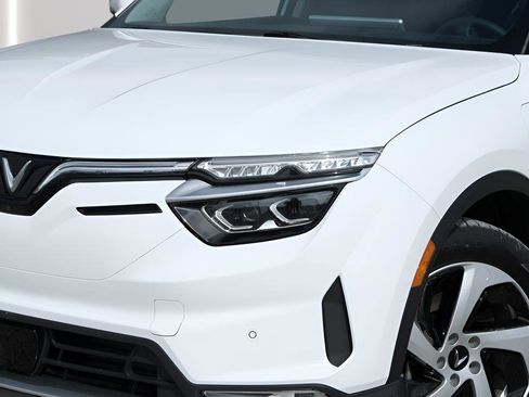 New 2025 VinFast VF 8 Eco image 28