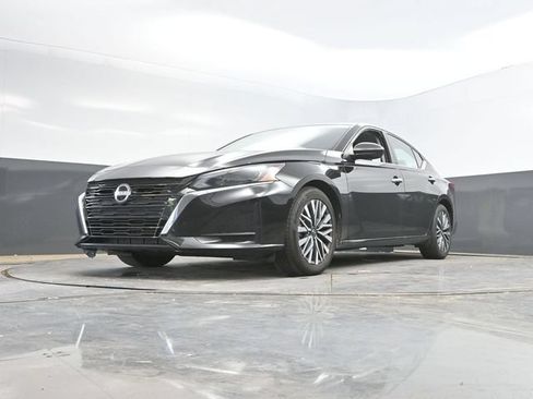 Used 2025 Nissan Altima 2.5 SV FWD image 42