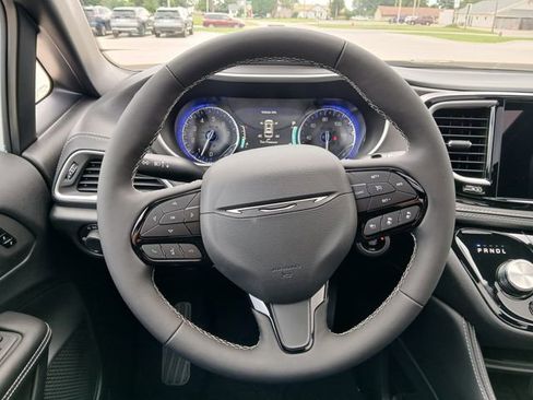New 2027 Chrysler Pacifica Limited AWD/4WD image 22