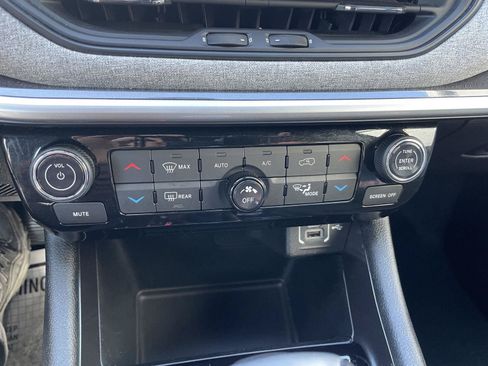 Used 2023 Jeep Compass Latitude w/ Convenience Group AWD/4WD image 27
