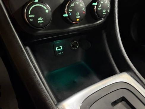 Used 2013 Chrysler 200 Limited FWD image 36