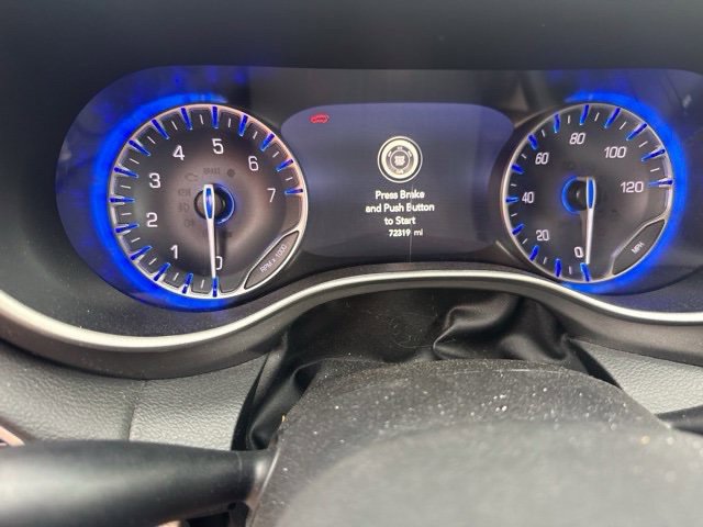 Used 2024 Chrysler Pacifica Touring-L FWD image 6