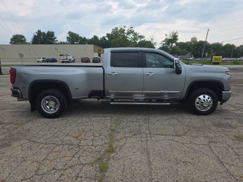 Used 2025 Chevrolet Silverado 3500 High Country w/ High Country Premium Package AWD/4WD image 2