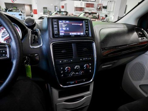 Used 2019 Dodge Grand Caravan SE w/ UConnect Hands-Free Group image 30