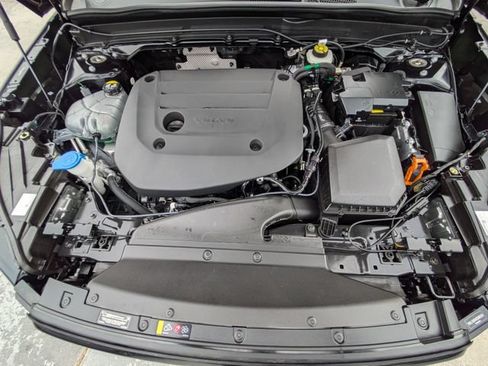 Used 2025 Volvo XC40 B5 Plus AWD/4WD image 11