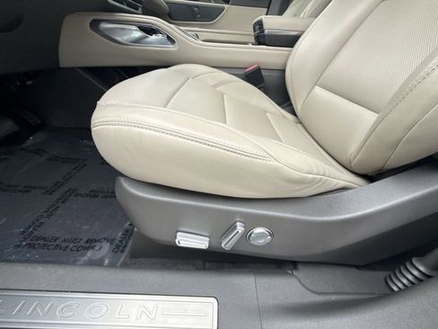 Used 2025 Lincoln Nautilus Premier AWD/4WD image 12