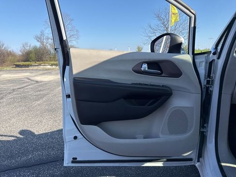 Used 2023 Chrysler Voyager LX image 10