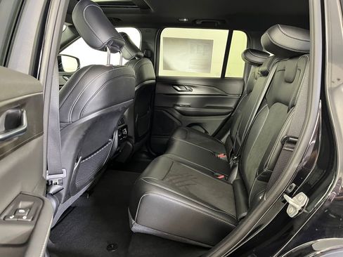 Used 2023 Jeep Grand Cherokee Altitude AWD/4WD image 21