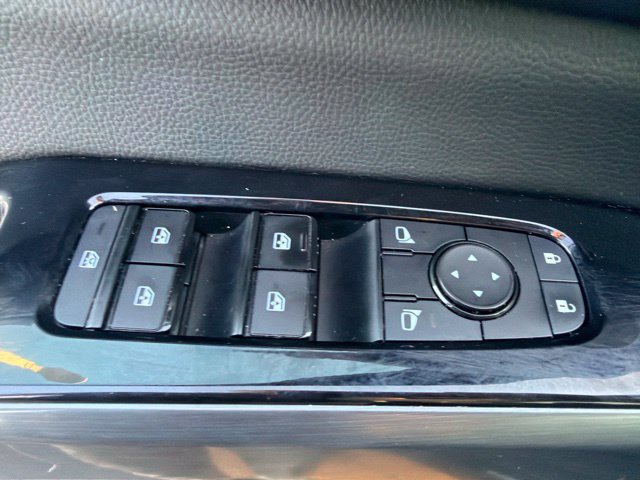 Used 2022 Nissan Pathfinder SL AWD/4WD image 23