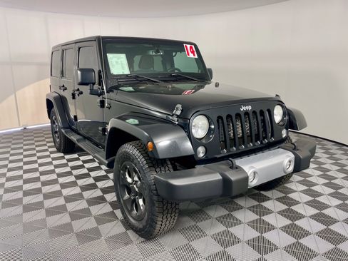 Used 2014 Jeep Wrangler Unlimited Sahara w/ Connectivity Group AWD/4WD image 7