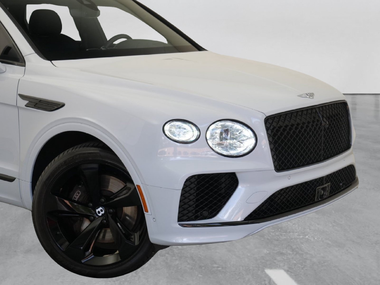 Used 2024 Bentley Bentayga AWD/4WD image 2