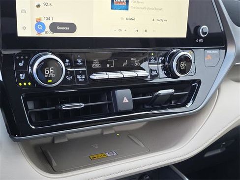 Certified 2025 Toyota Highlander Limited image 25