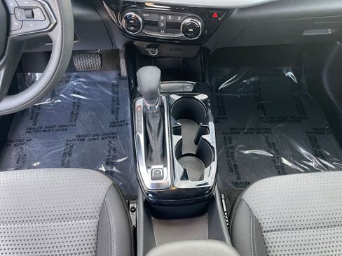 Used 2025 Chevrolet Trax LT image 41