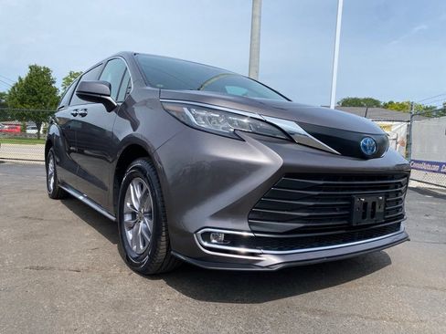 Used 2023 Toyota Sienna XLE FWD image 30