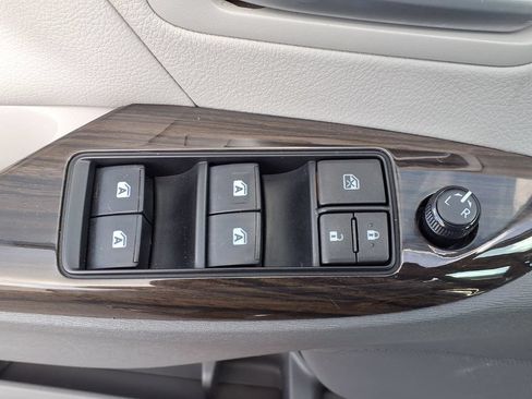 Used 2019 Toyota Sienna XLE w/ XLE Navigation Package FWD image 11