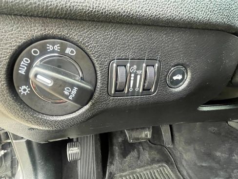 Used 2019 Chrysler 300 Limited image 12