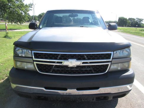 Used 2007 Chevrolet Silverado 2500 LT AWD/4WD image 3