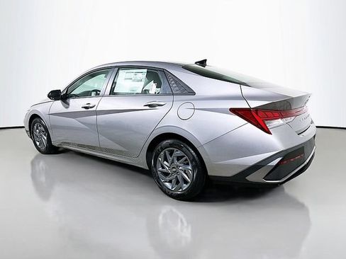 Used 2026 Hyundai Elantra Hybrid FWD image 5