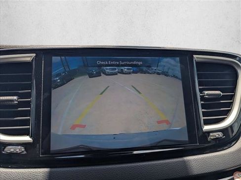 Used 2023 Chrysler Pacifica Touring-L FWD image 13