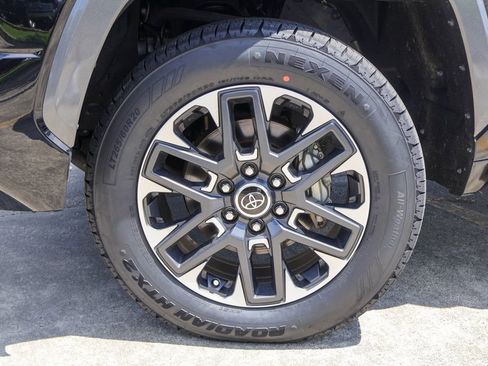 Used 2024 Toyota Tundra Limited AWD/4WD image 31