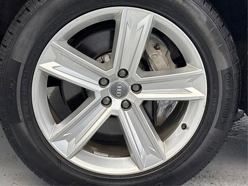 Used 2019 Audi Q8 Premium image 32