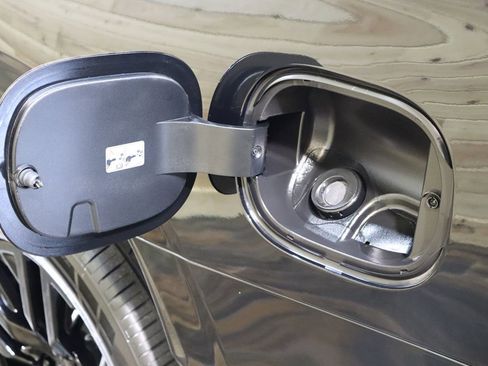 Used 2021 GMC Yukon SLT w/ SLT Premium Package image 19