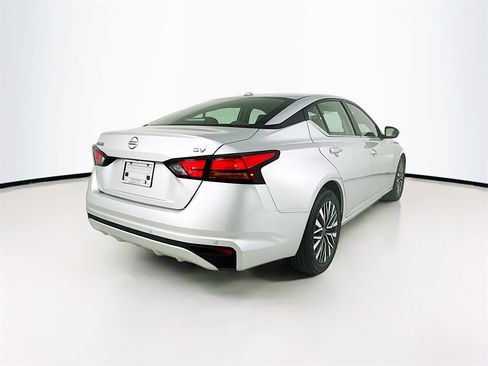 Used 2024 Nissan Altima 2.5 SV image 5