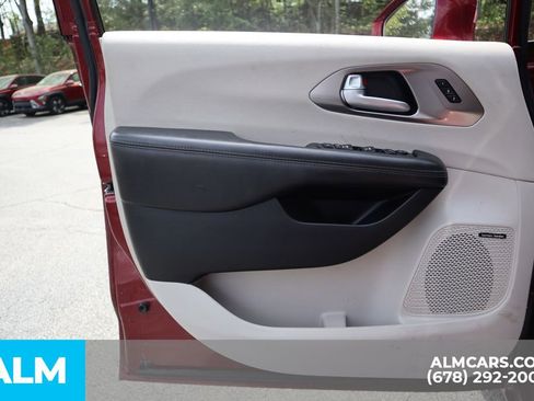 Used 2018 Chrysler Pacifica Limited FWD image 16