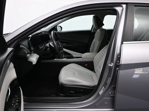 Used 2025 Hyundai Elantra Limited FWD image 23