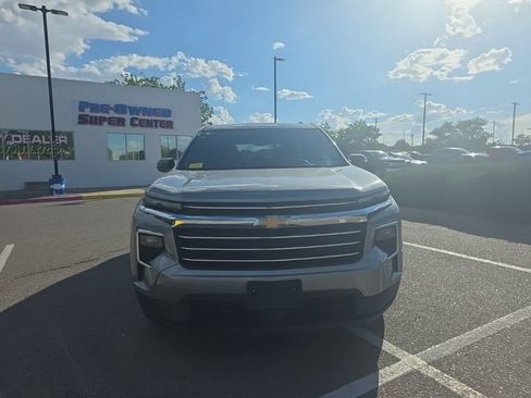 Used 2025 Chevrolet Traverse LT FWD image 9