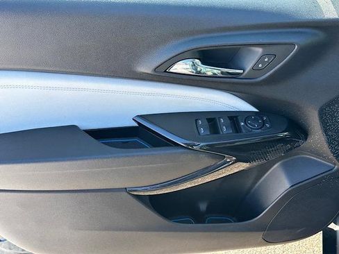 Used 2025 Chevrolet Trax LT w/ Sunroof Package image 16