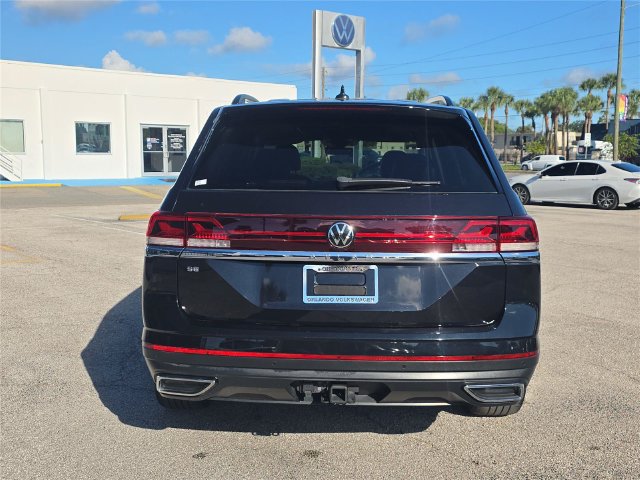 Used 2024 Volkswagen Atlas SE w/ Panoramic Sunroof Package FWD image 4