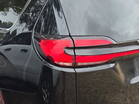 Certified 2024 Chrysler Pacifica Touring-L image 10