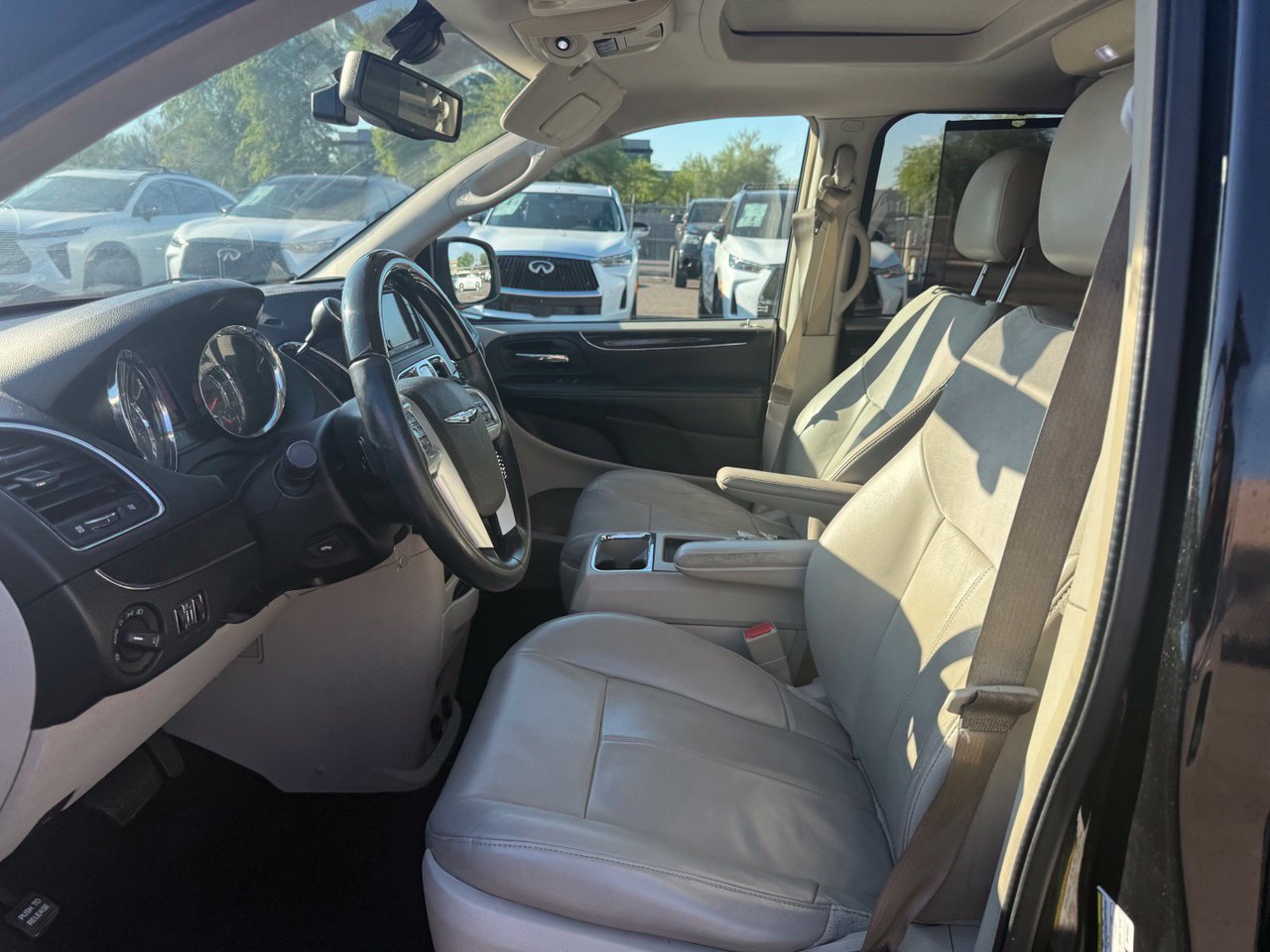 Used 2013 Chrysler Town & Country Limited w/ Luxury Group FWD image 10