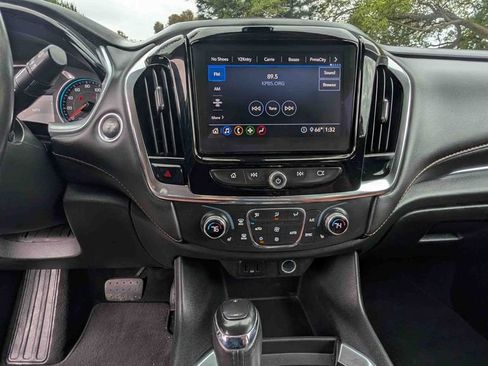 Used 2020 Chevrolet Traverse LT image 25