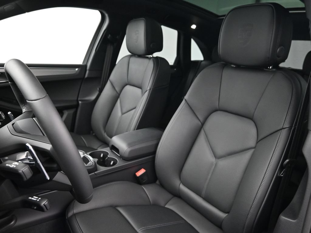 Certified 2026 Porsche Macan AWD/4WD image 5