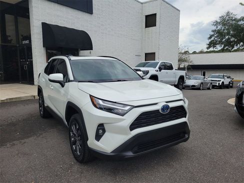 Used 2022 Toyota RAV4 XLE Premium image 18