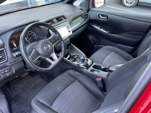 Used 2018 Nissan Leaf SV w/ SV Technology Package FWD image 9