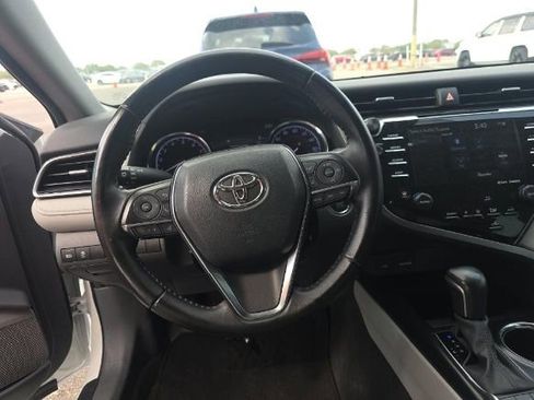 Used 2020 Toyota Camry XLE image 6