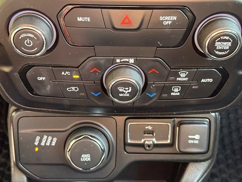 Used 2020 Jeep Renegade Latitude w/ Cold Weather Group AWD/4WD image 32