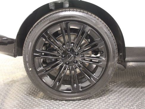 Used 2025 Land Rover Range Rover SE image 9