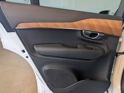 Used 2021 Volvo XC90 T6 Momentum w/ Climate Package image 24