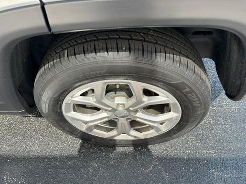Used 2024 Jeep Compass Latitude AWD/4WD image 9
