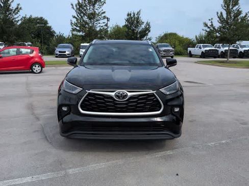 Used 2022 Toyota Highlander XLE FWD image 3