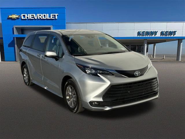 Used 2025 Toyota Sienna XLE FWD image 1